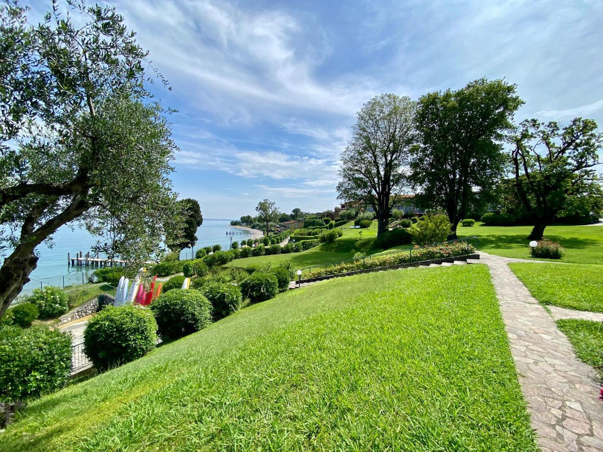 Front Lake Amazing View Manerba del Garda Exterior photo